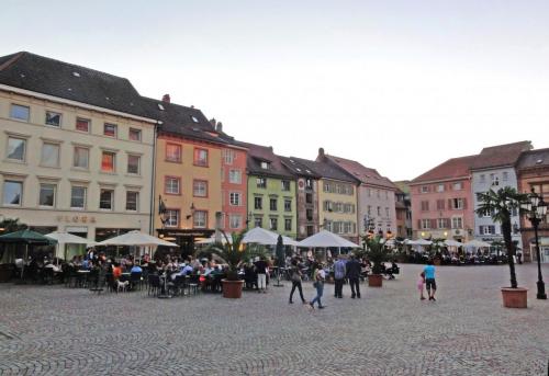 69. Bad_Säckingen_—_Münsterplatz_—_Häuserzeile