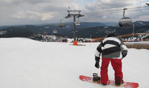 3.-Snowboarder am Feldberg gegen Ende der Schneesaison