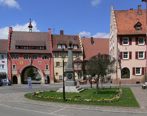 37.-Löffingen, Rathausplatz mit Maienländer Tor